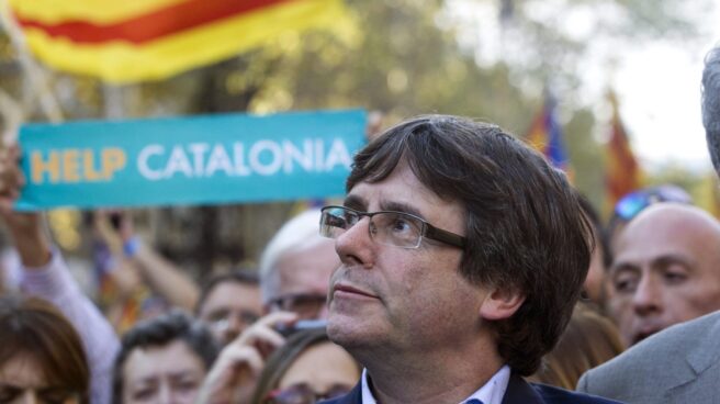 La Fiscalía denuncia a Puigdemont por rebelión, penado con hasta 30 años de prisión El presidente de la Generalitat, Carles Puigdemont, durante la manifestación en Cataluña por la liberación de Jordi Sànchez y Jordi Cuixart.
