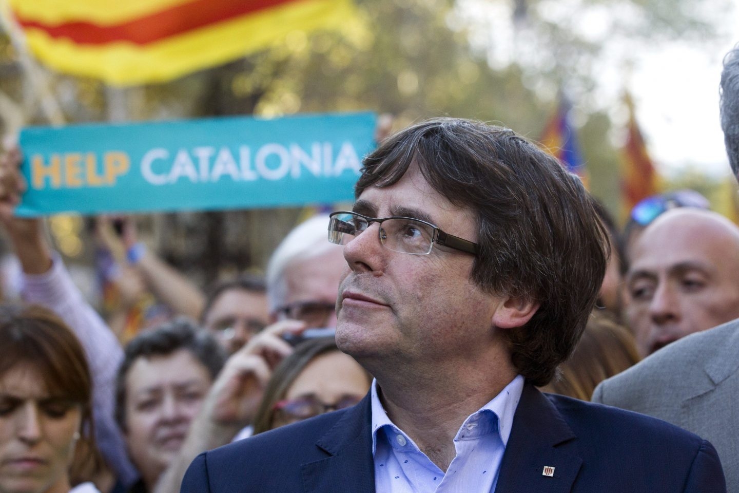 El presidente de la Generalitat, Carles Puigdemont, durante la manifestación en Cataluña por la liberación de Jordi Sànchez y Jordi Cuixart.