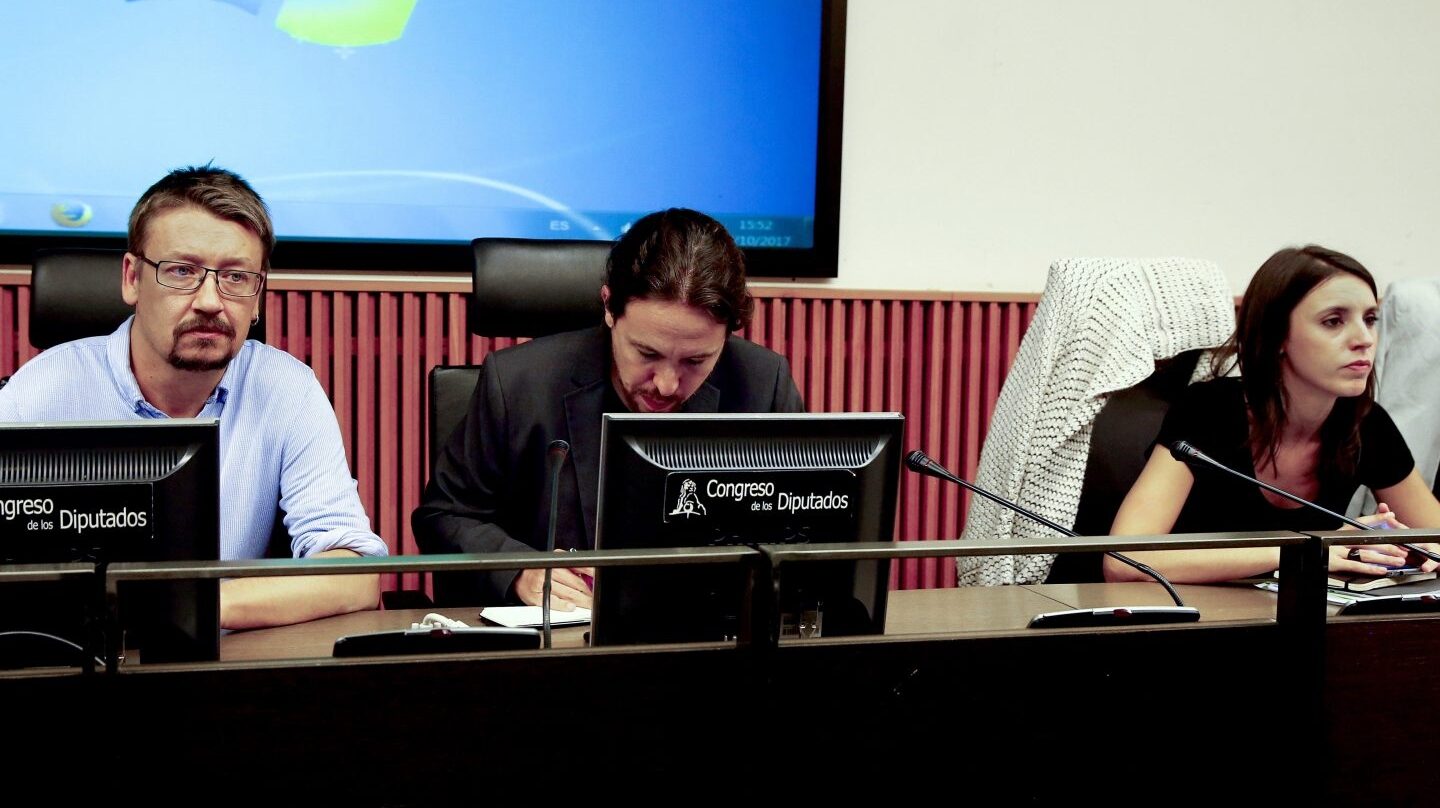 Xavi Domènech, Pablo Iglesias e Irene Montero durante la reunión de grupo de este miércoles.