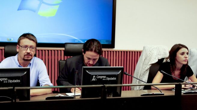 Xavi Domènech, Pablo Iglesias e Irene Montero durante la reunión de grupo de este miércoles.