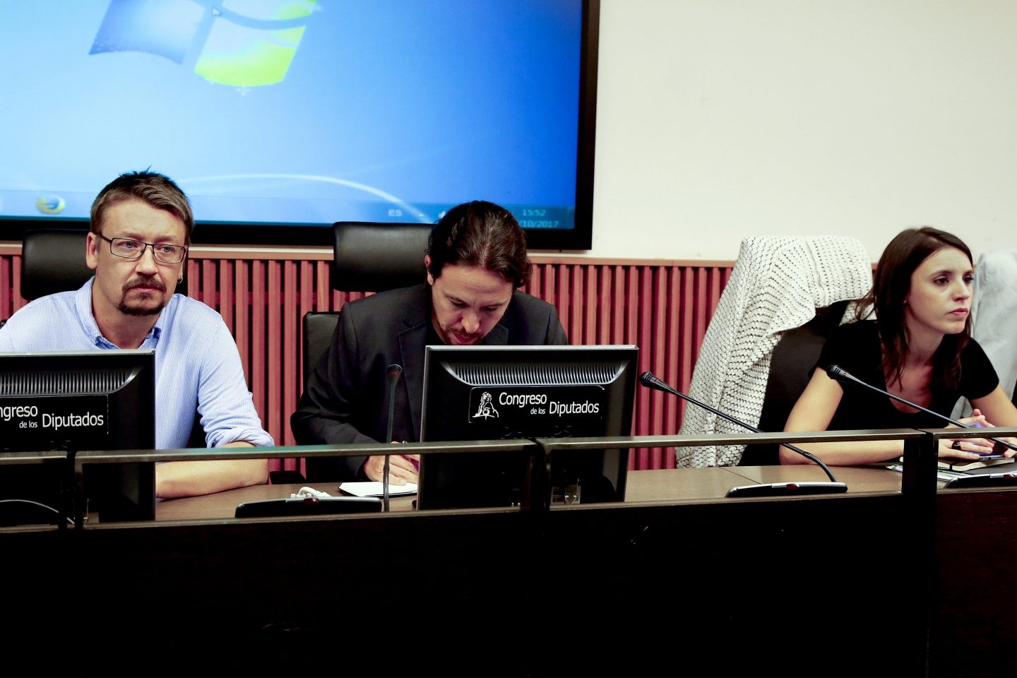 Xavi Domènech, Pablo Iglesias e Irene Montero durante la reunión de grupo de este miércoles.