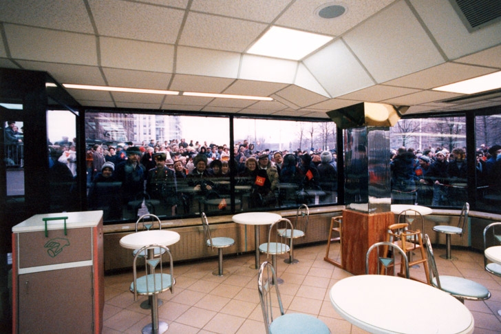 Colas antes de la apertura del primer McDonald's en Moscúå