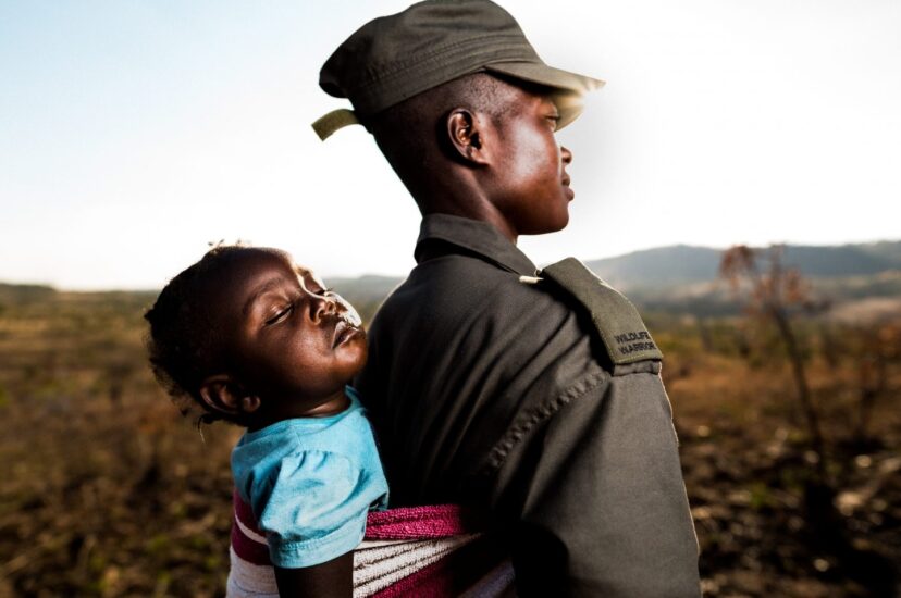Una mujer de la unidad de Zimbawe que lucha contra la caza furtiva formada solo por mujeres. Todos los días, estas mujeres se enfrentan a la cruda realidad de la conservación en primera línea, mientras son madres © Adrian Steirn