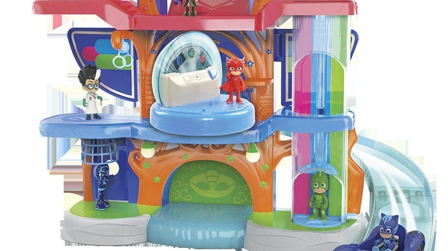 Centro de Control con rampa para coches, tres niveles y ascensor. Cuenta con luces, sonidos y sorpresas ocultas. Incluye dos figuras de los PJ Masks.