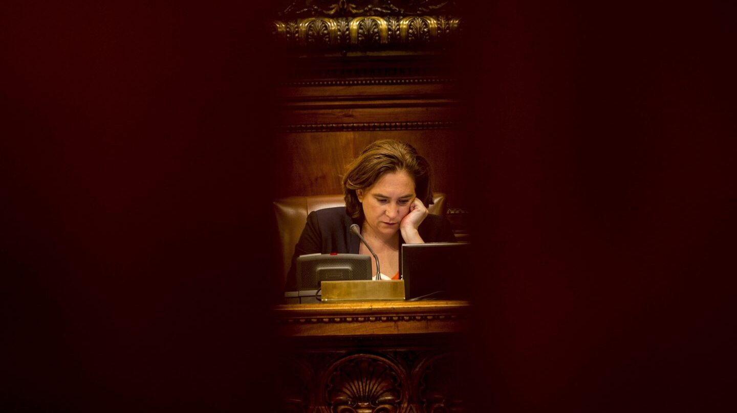 Ada Colau, alcaldesa de Barcelona, durante el pleno municipal.