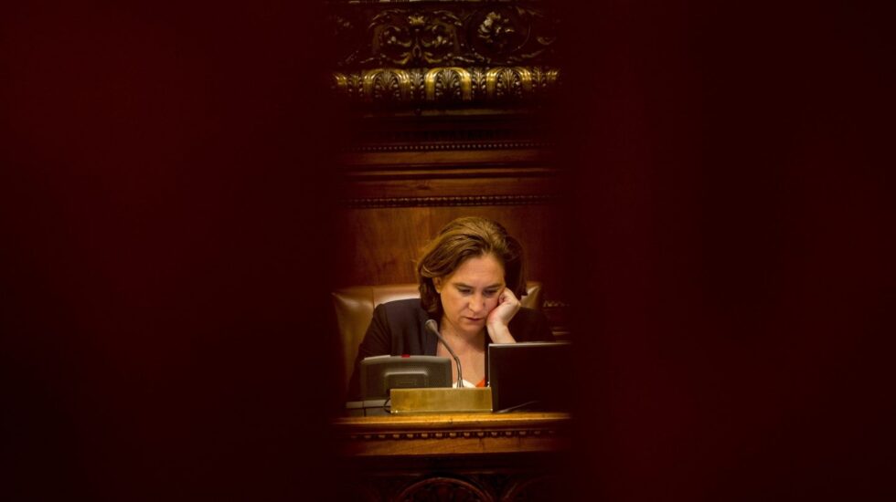 Ada Colau, alcaldesa de Barcelona, durante el pleno municipal.