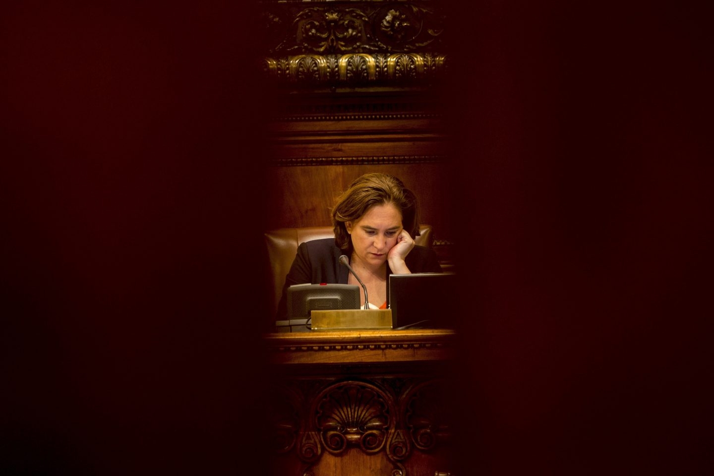 Ada Colau, alcaldesa de Barcelona, durante el pleno municipal.