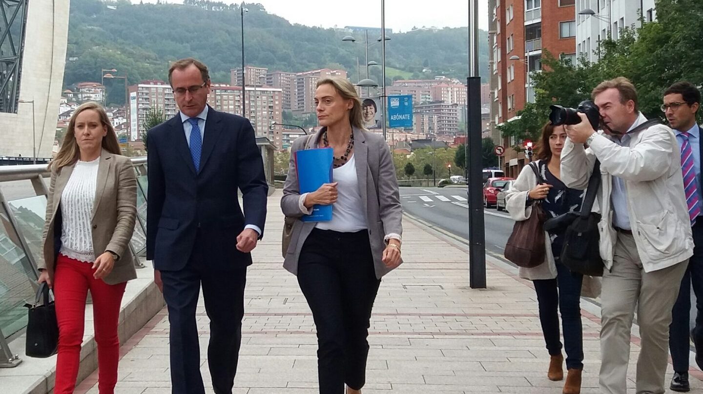 El presidente del PP vasco, Alfonso Alonso, junto a su secretaria general, Amaya Fernandez y la presidenta del PP en Vizcaya, Raquel Gonzálesz
