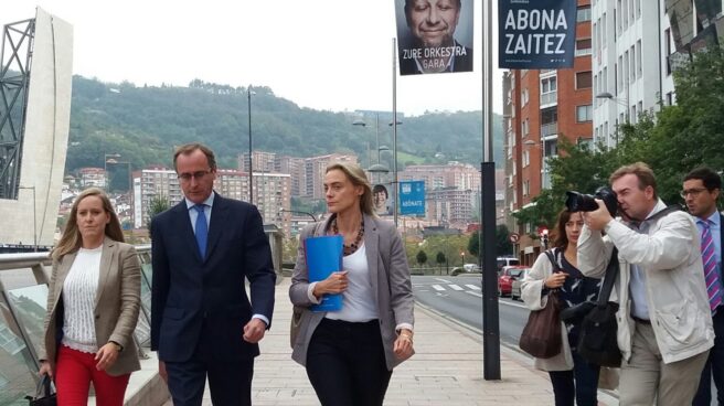 El presidente del PP vasco, Alfonso Alonso, junto a su secretaria general, Amaya Fernandez y la presidenta del PP en Vizcaya, Raquel Gonzálesz