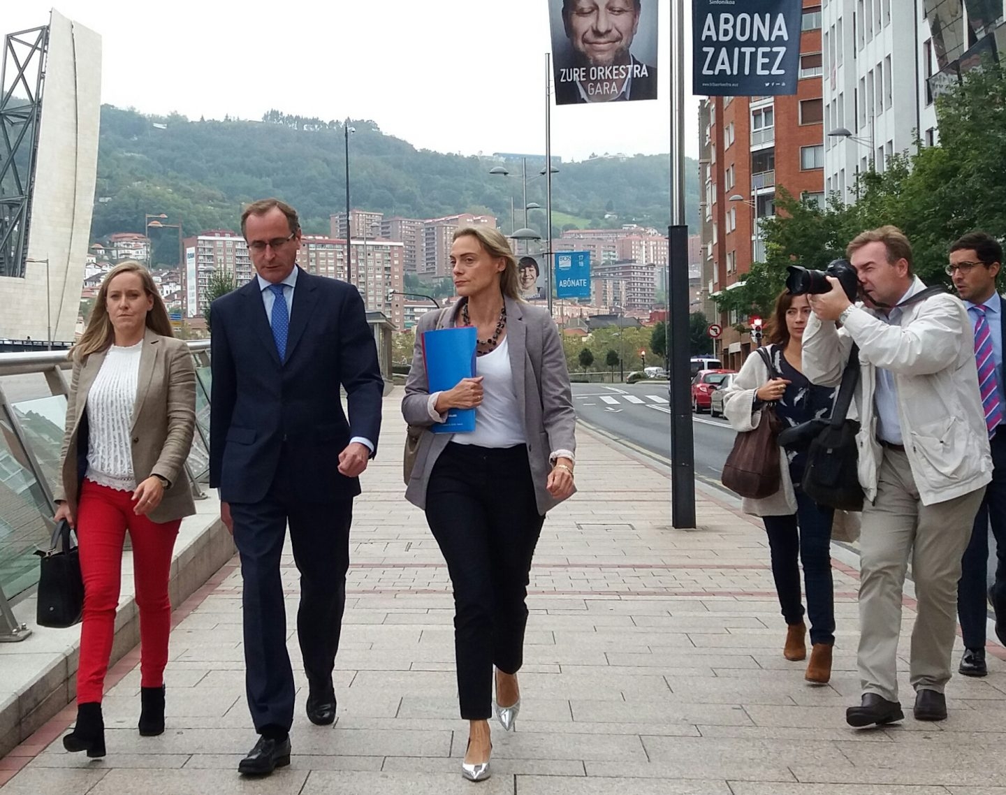 El presidente del PP vasco, Alfonso Alonso, junto a su secretaria general, Amaya Fernandez y la presidenta del PP en Vizcaya, Raquel Gonzálesz
