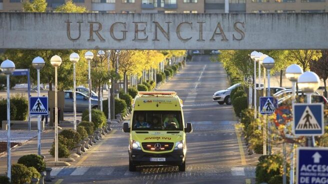 Una ambulancia abandona el servicio de urgencias de un centro médico.