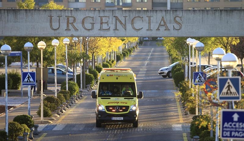 Una ambulancia abandona el servicio de urgencias de un centro médico.