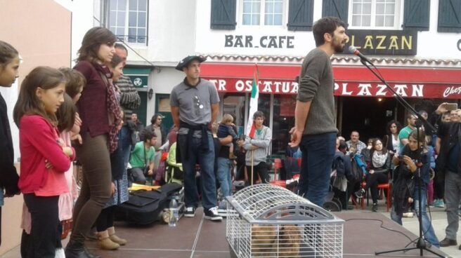 Castillos hinchables y menú infantil para recibir a dos etarras