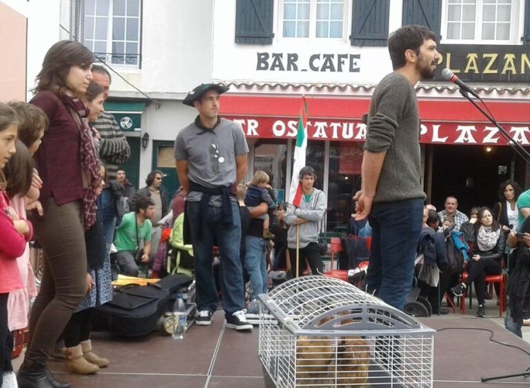 Castillos hinchables y menú infantil para recibir a dos etarras