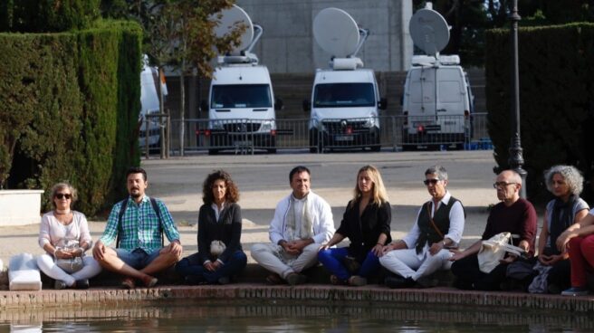 Maratón de silencio de la Asociación de Budistas junto al Parlament.