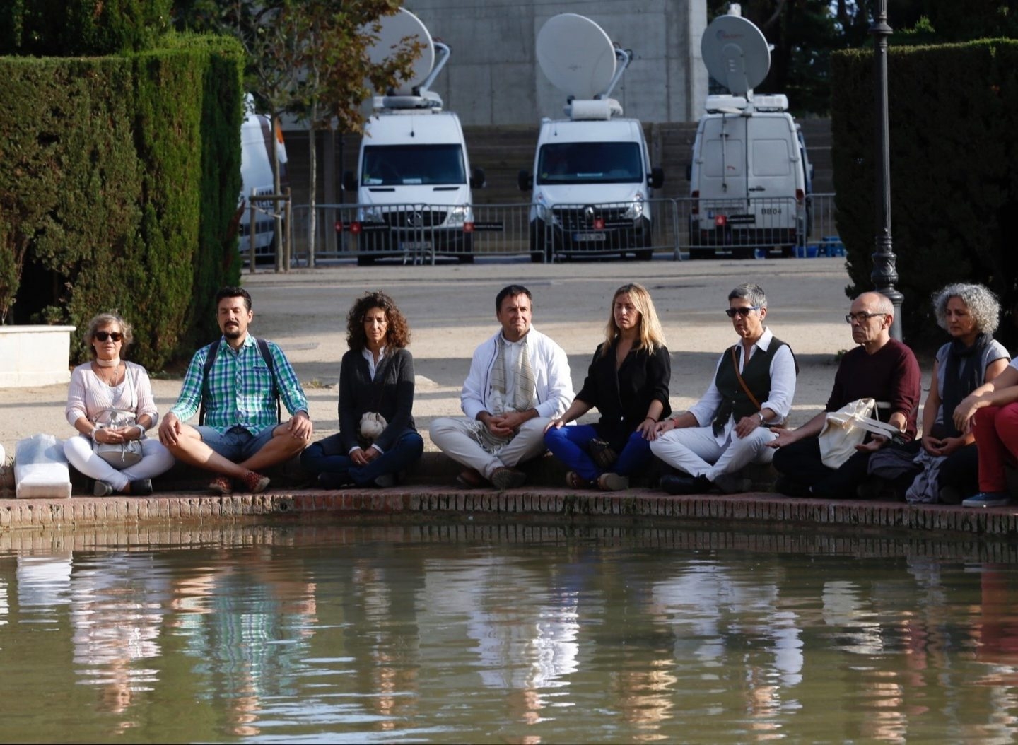 Maratón de silencio de la Asociación de Budistas junto al Parlament.