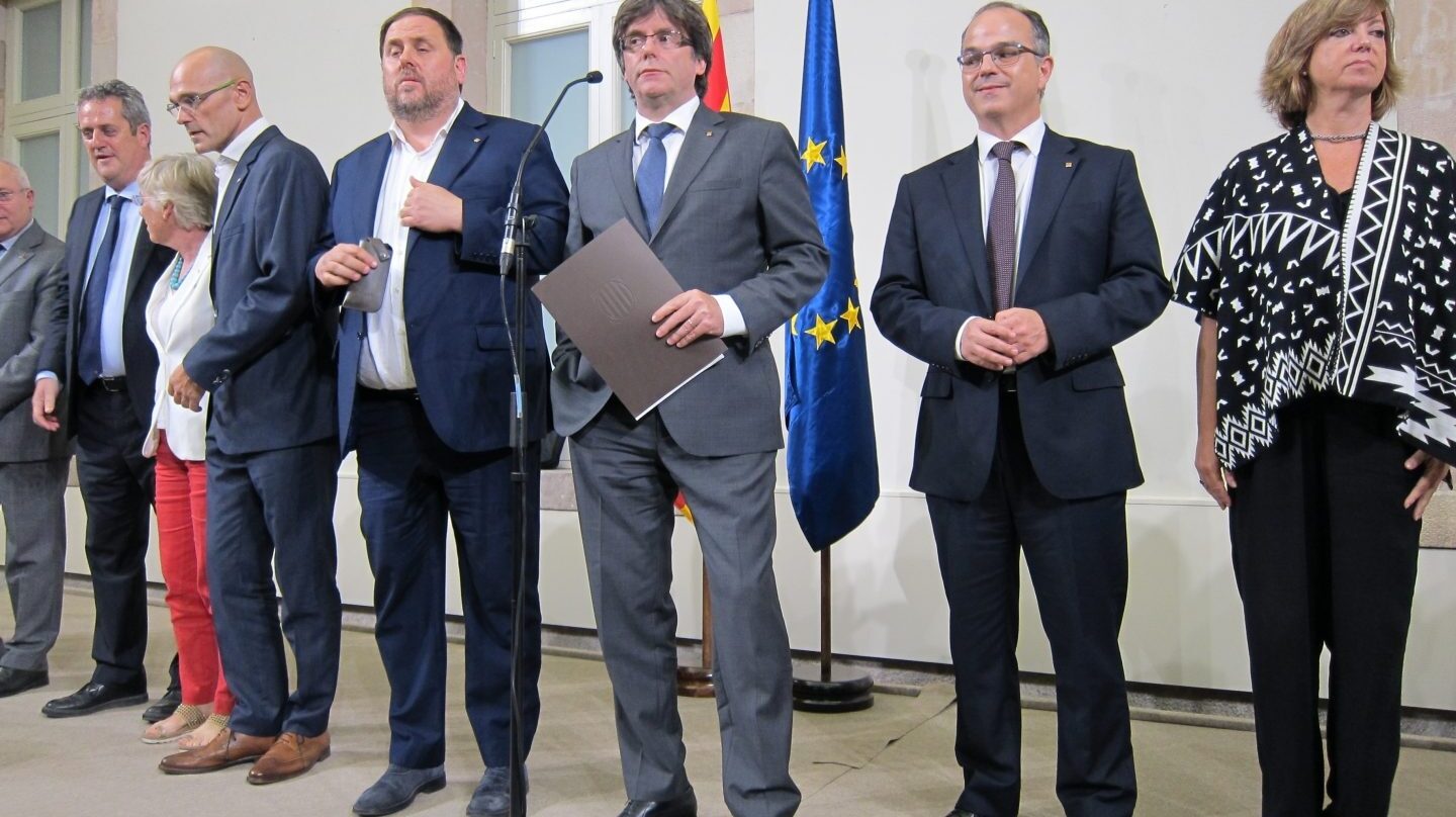 Puigdemont y el resto de miembros de su gobierno, cuando firmaron el decreto de convocatoria y organización del referéndum.