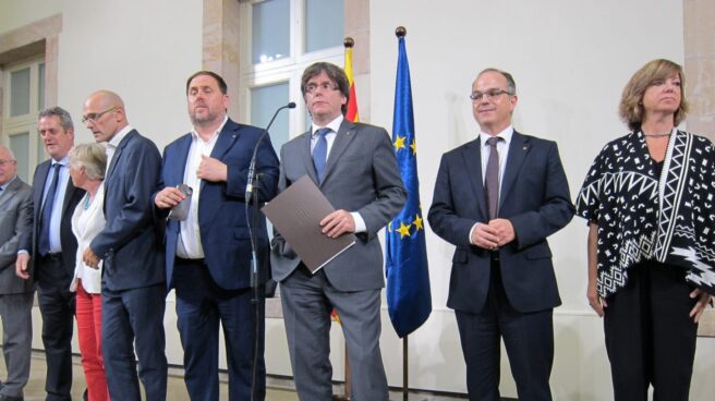 Puigdemont y el resto de miembros de su gobierno, cuando firmaron el decreto de convocatoria y organización del referéndum.