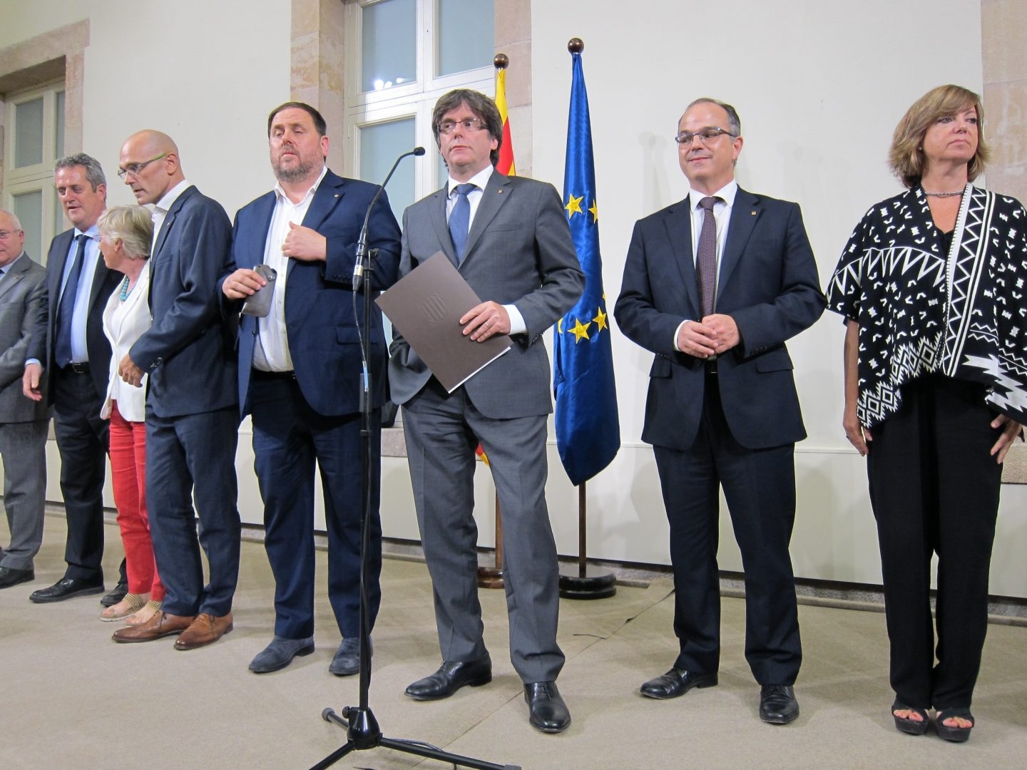 Puigdemont y el resto de miembros de su gobierno, cuando firmaron el decreto de convocatoria y organización del referéndum.
