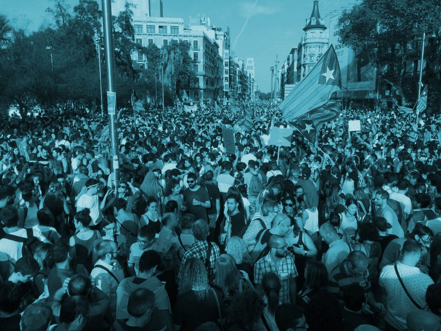 Banderas independentistas durante la huelga celebrada en Cataluña este martes.