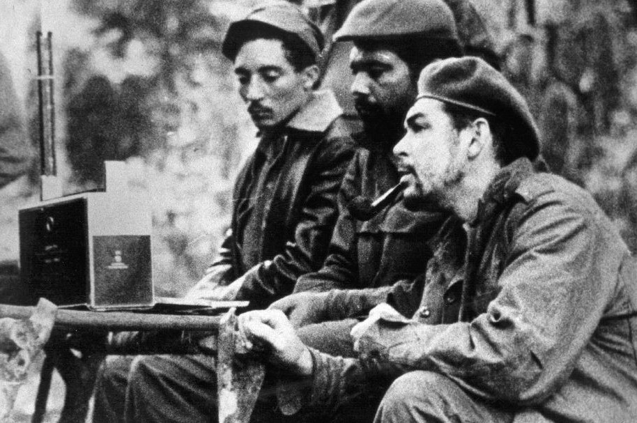 Che Guevara junto a varios guerrilleros en el Congo.