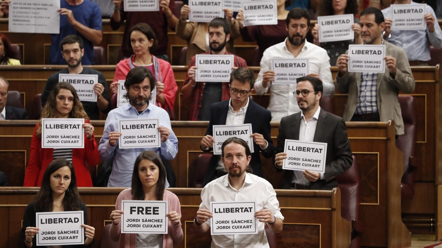 Carteles por la libertad de Sánchez y Cuixart en el Congreso.