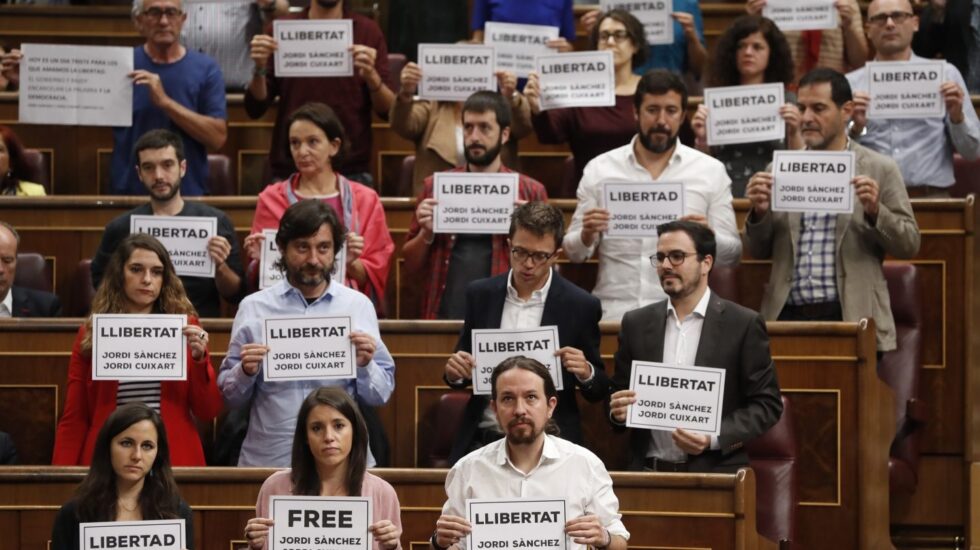 Carteles por la libertad de Sánchez y Cuixart en el Congreso.