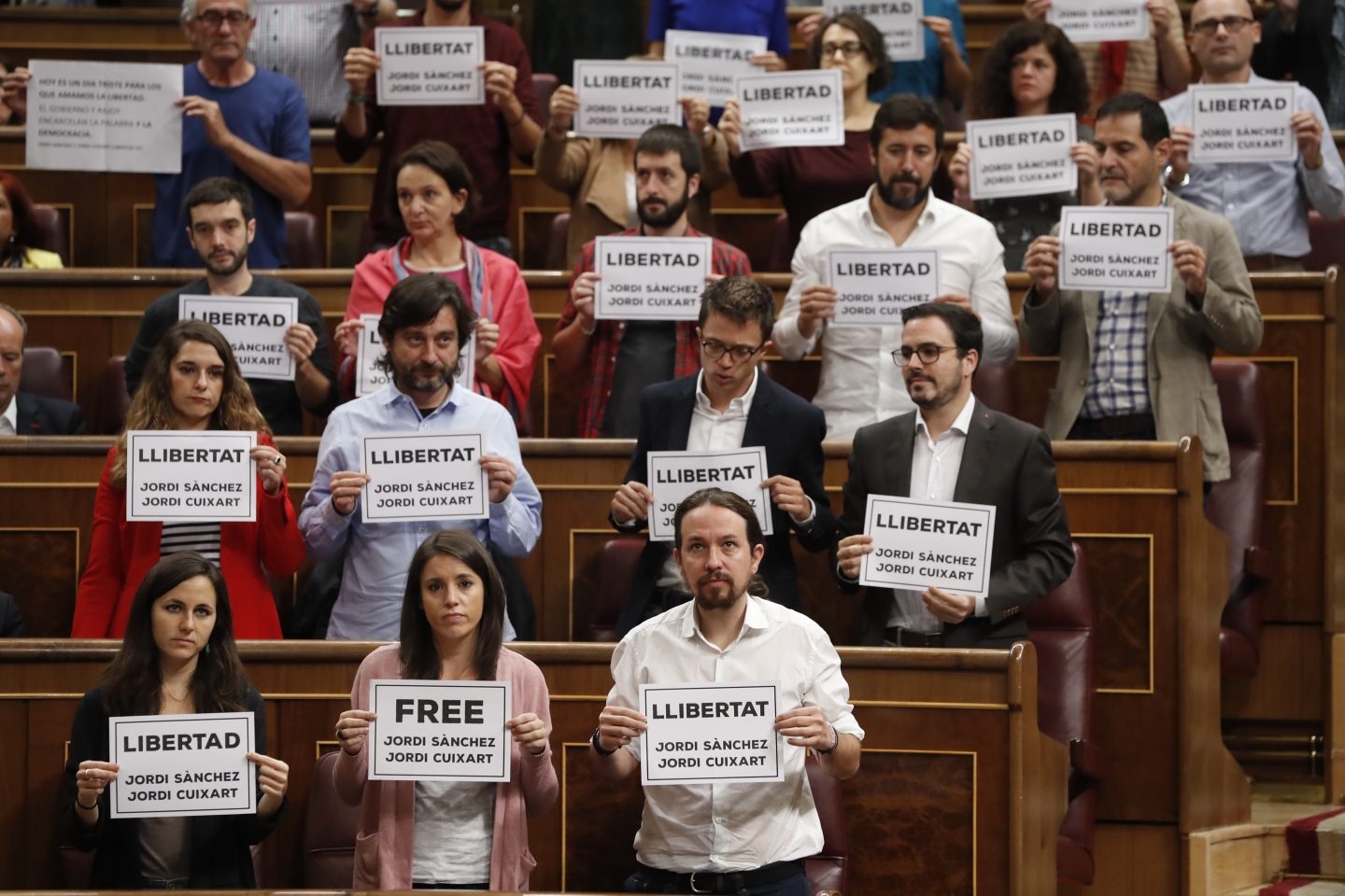 Carteles por la libertad de Sánchez y Cuixart en el Congreso.