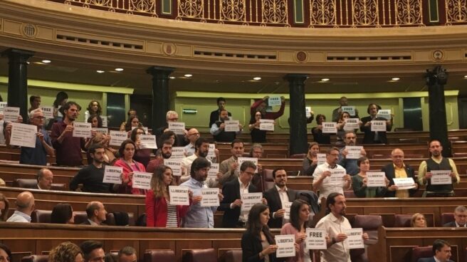 Diputados con carteles de libertad para Sánchez y Cuixart. Diputados con carteles de libertad para Sánchez y Cuixart.