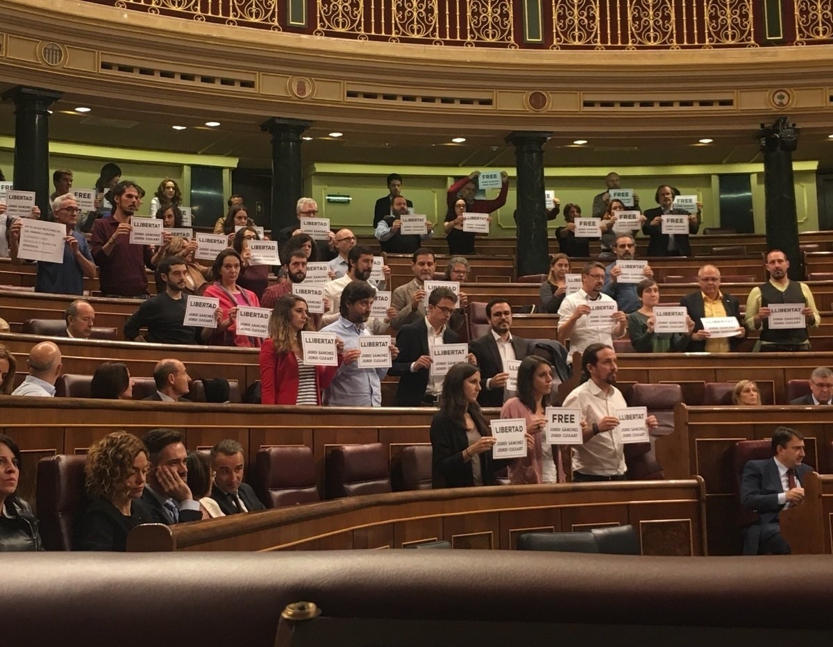 Diputados con carteles de libertad para Sánchez y Cuixart.