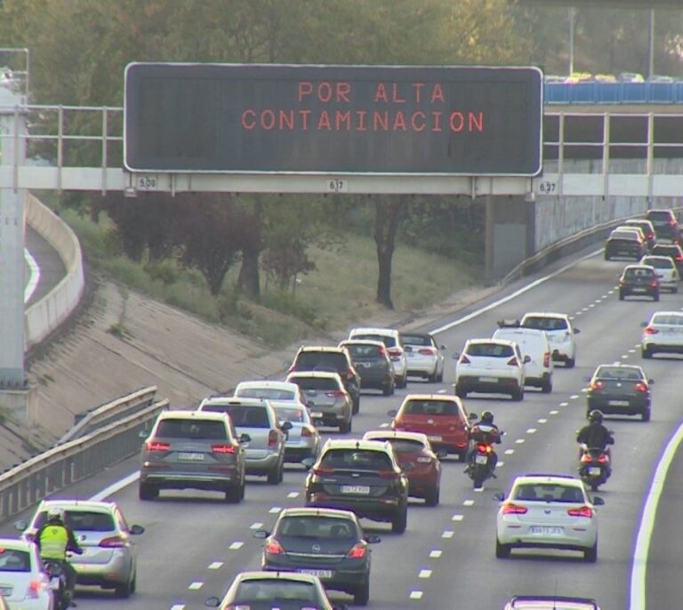 El Ayuntamiento de Madrid levanta la prohibición de aparcar por la contaminación