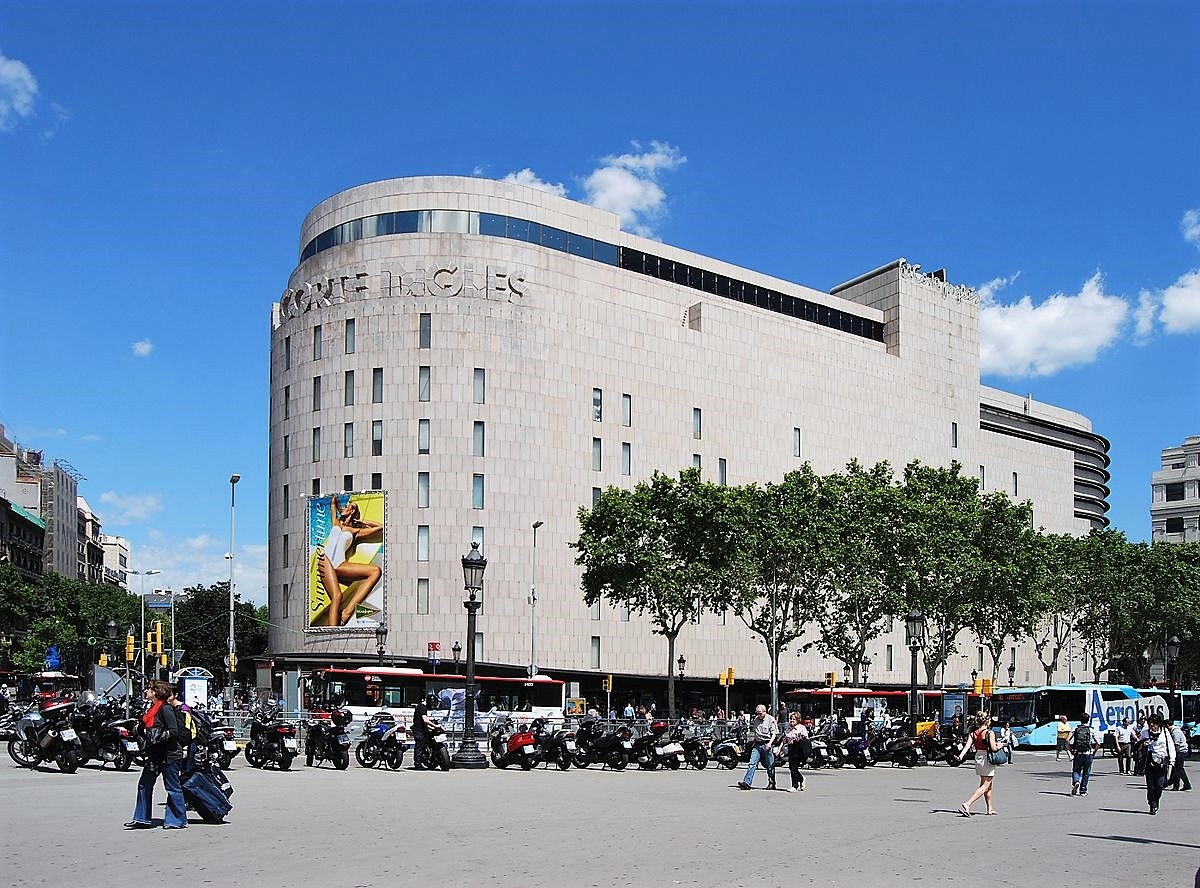 Centro de El Corte Inglés en la Plaza de Cataluña de Barcelona, donde las ventas han caído hasta un 40% tras el referéndum de independencia catalán.