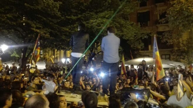 Cuixart y Sánchez, encima de un vehículo de la Guardia Civil durante las concentraciones. Cuixart y Sánchez, encima de un vehículo de la Guardia Civil durante las concentraciones ante la Consejería de Economía.
