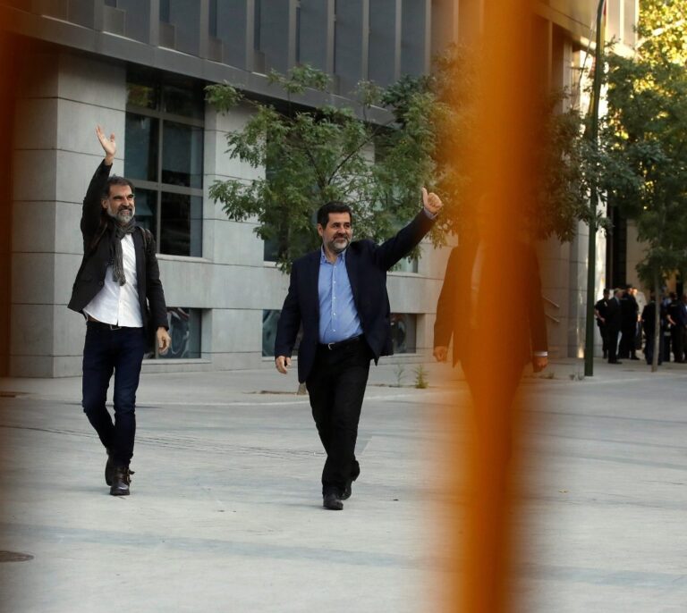 A la cárcel Sánchez (ANC) y Cuixart (Òmnium) por promover el acoso a la Guardia Civil