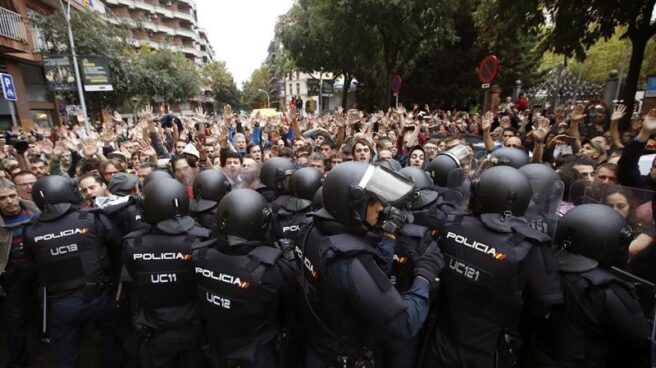 Antidisturbios de la Policía Nacional forman un cordón de seguridad en los alrededores de un colegio electoral de Barcelona el pasado 1-O.