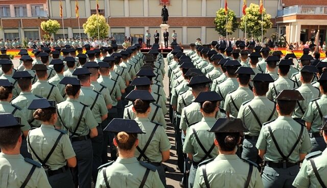 Agentes de la Guardia Civil, en formación.