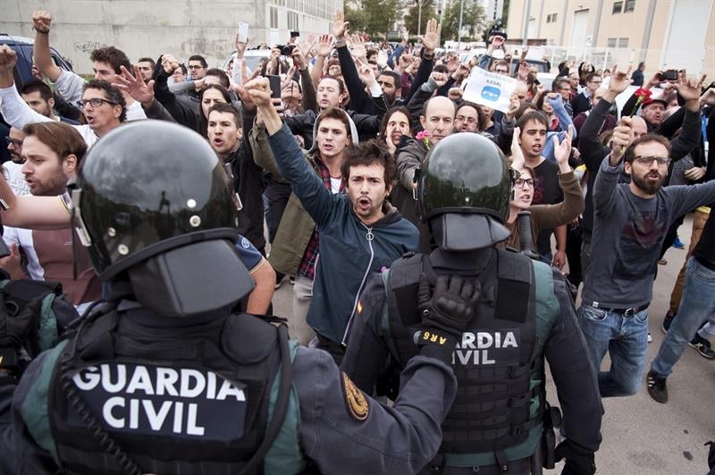 Guardias civiles, durante el 1-O en San Juliá de Ramís (Girona).