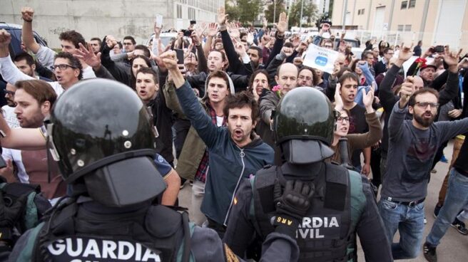 Malestar en la Guardia Civil: despachan con una 'felicitación' el papel de los agentes el 1-O Guardias civiles, durante el 1-O en San Juliá de Ramís (Girona).