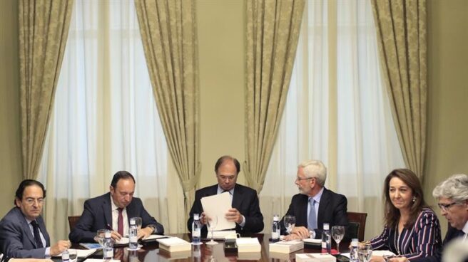 El Senado se blinda para abortar ataques informáticos en plena tramitación del 155 La Mesa del Senado, durante la reunión del pasado sábado tras recibir la petición del Gobierno para activar el artículo 155.