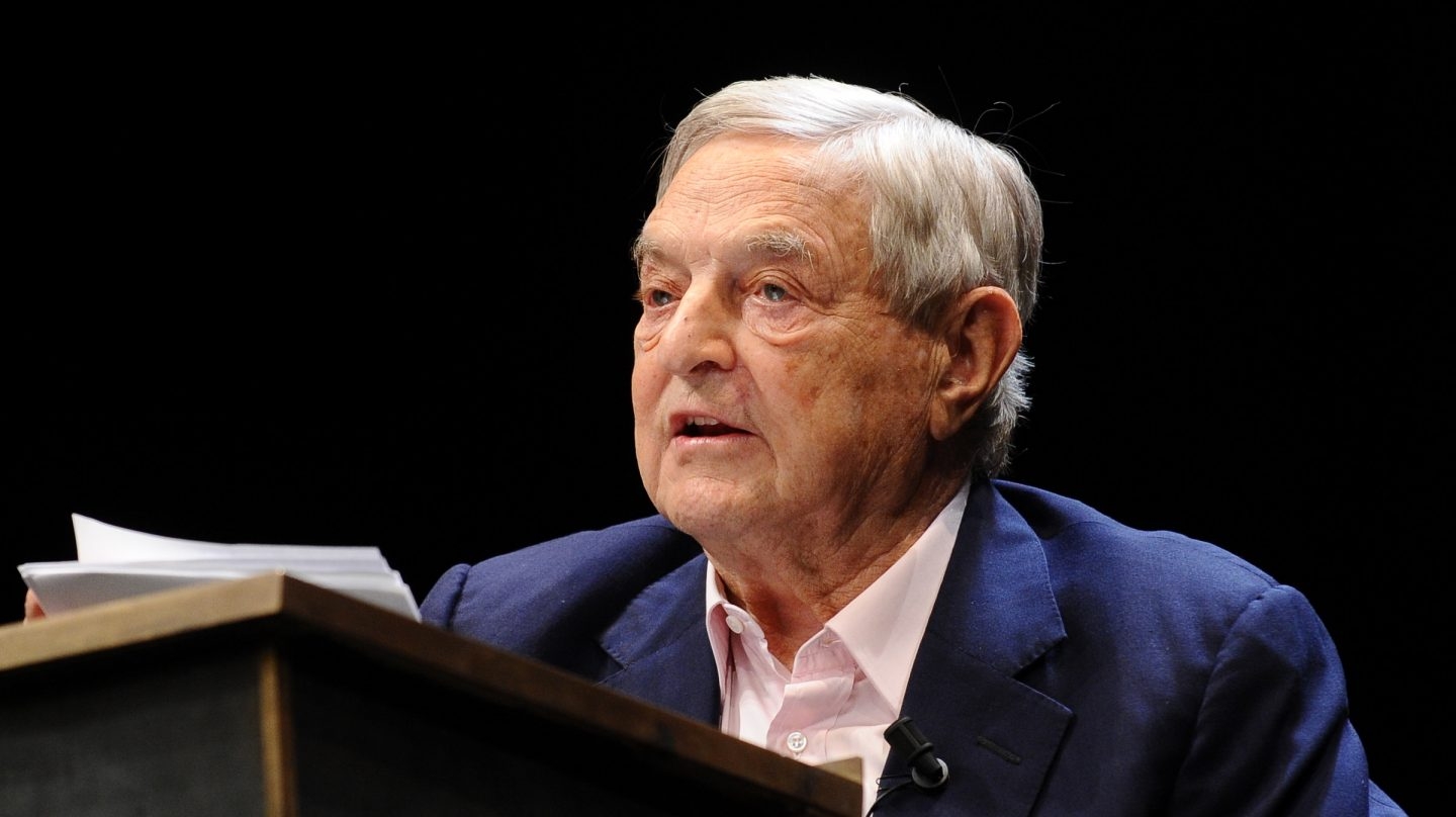 El filántropo George Soros habla durante un acto.