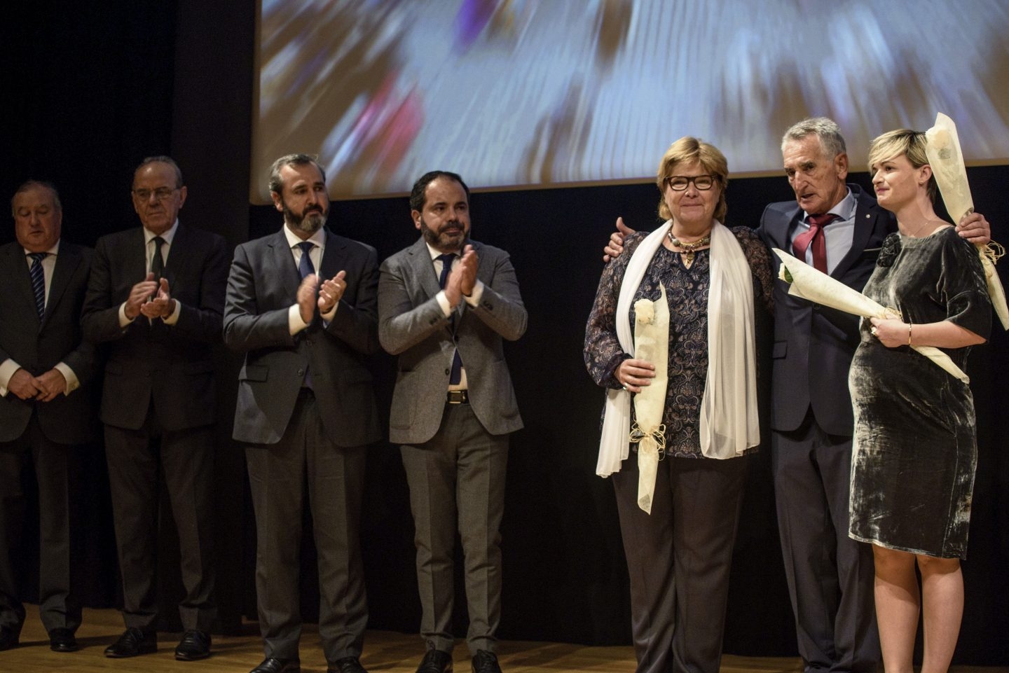 Dos hijas de empresarios asesinados por ETA, Cristina Berazadi y María Uria, junto a Cándido Korta, hermano de Joxe Mari Korta, reciben el reconocimiento de los empresarios en nombre de todos los amenazados, asesinados y secuestrados.