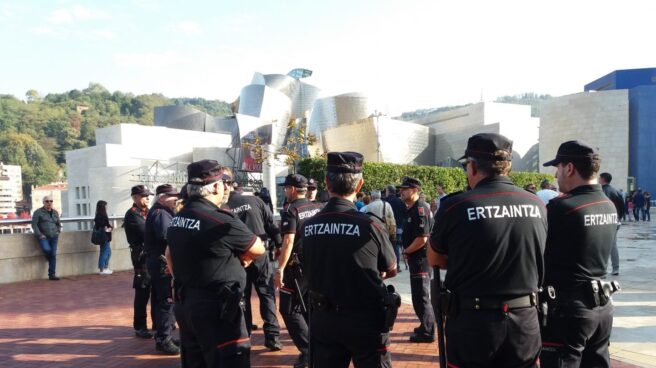 Ertzainas durante un acto en recuerdo a su compañero Txema Agirre asesinado por ETA ante el Museo Guggenheim de Bilbao.