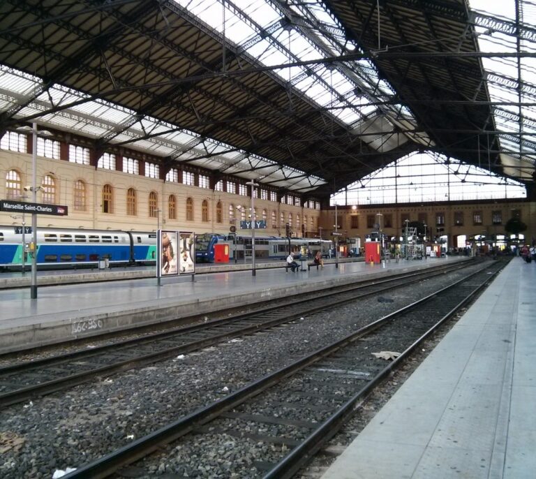Al menos dos muertos en un ataque con cuchillo en una estación de tren de Marsella