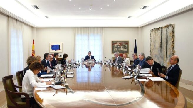 Rajoy y sus ministros, durante la reunión extraordinaria celebrada este miércoles.