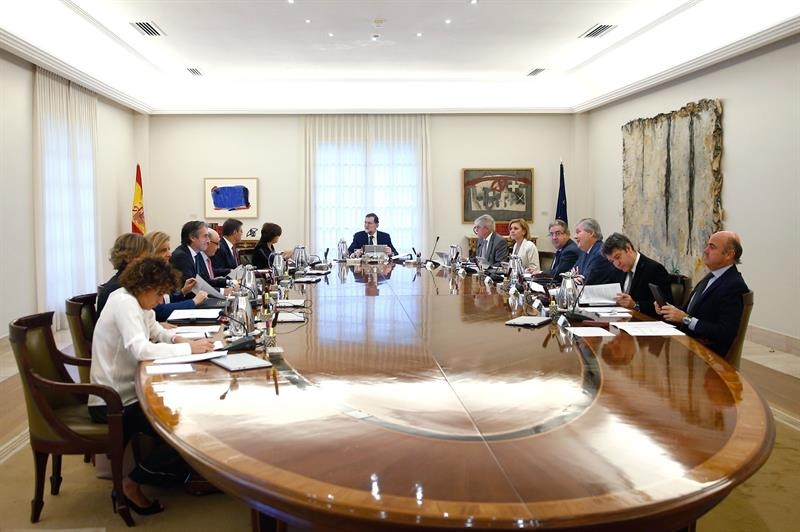 Rajoy y sus ministros, durante la reunión extraordinaria celebrada este miércoles.