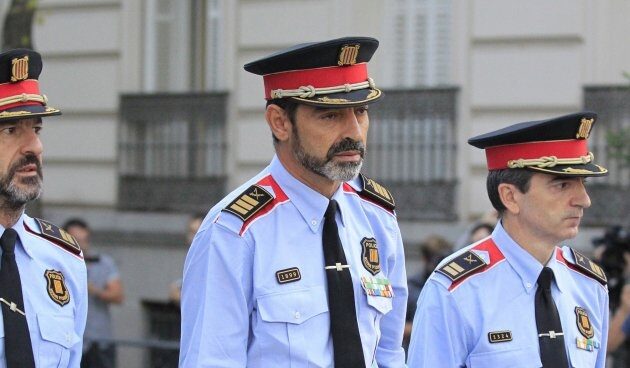 Trapero, saliendo de la Audiencia Nacional tras declarar la primera vez ante la juez Lamela. A su derecha, el hoy mayor del Cuerpo.