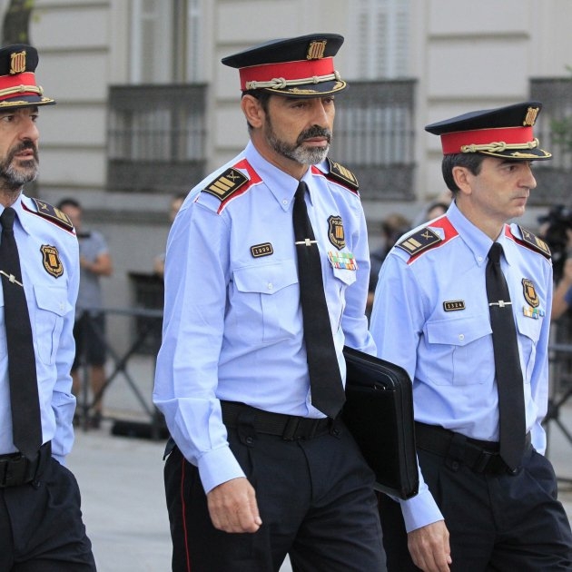 Trapero, saliendo de la Audiencia Nacional tras declarar la primera vez ante la juez Lamela. A su derecha, el hoy mayor del Cuerpo.