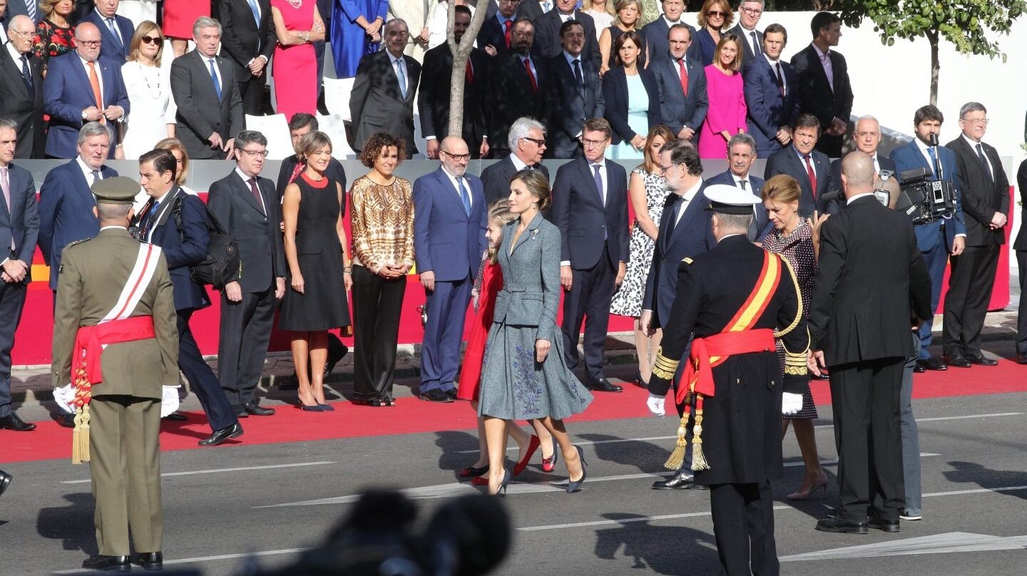 Imagen de los Reyes Felipe VI y Letizia y del presidente de Gobierno, Mariano Rajoy, ante todo su equipo de Gobierno.