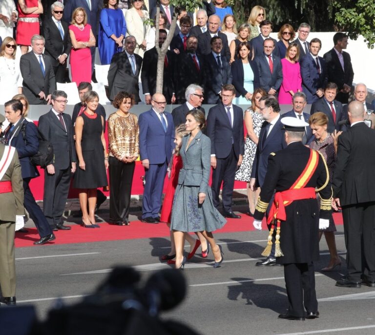 Un desfile marcado por la rebelión de Puigdemont y la unidad en torno a Rajoy