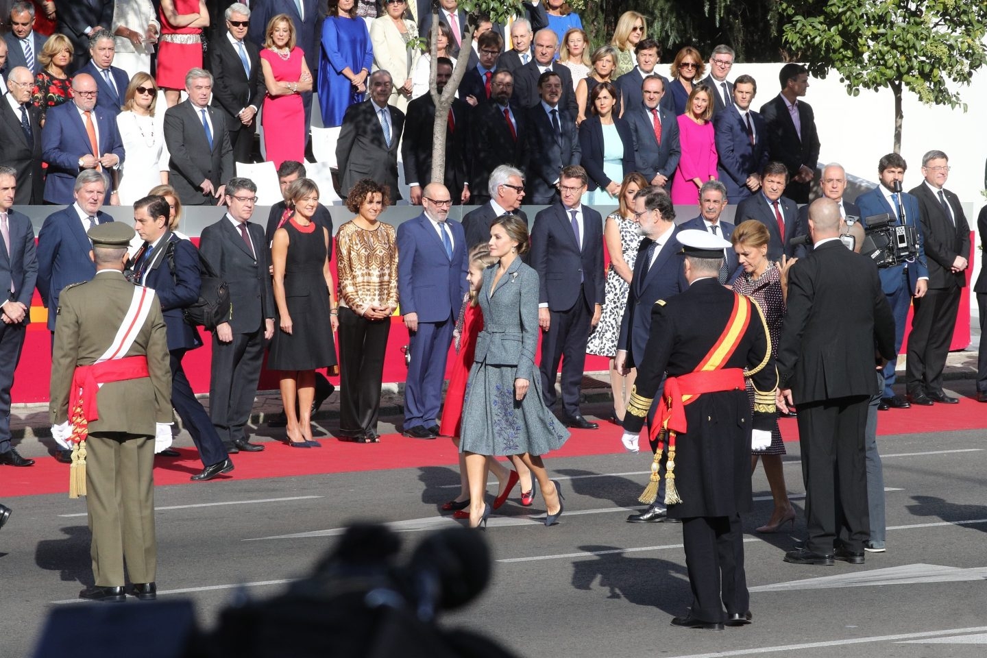 Imagen de los Reyes Felipe VI y Letizia y del presidente de Gobierno, Mariano Rajoy, ante todo su equipo de Gobierno.